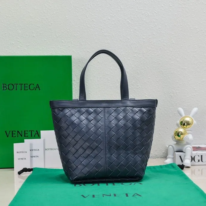 Batch 1560 #Bv 2023 new Flip Flap tote bag, simple and practical tote body design, classic leather weaving, fully displaying Bv craftsmanship, and making the whole bag look more refined. The zippered small pocket can be placed inside the bag, or can be placed outside as a handbag seal. The versatile small tote [happy] is both fashionable and practical. It is suitable for a variety of occasions. It is made of top-grade happa lambskin. It is very soft and lightweight. The bag shape that can stand up without falling down is really nice. It is the first choice for fashion workers and expectant mothers. Size: 23x18.5x15, model: 7746